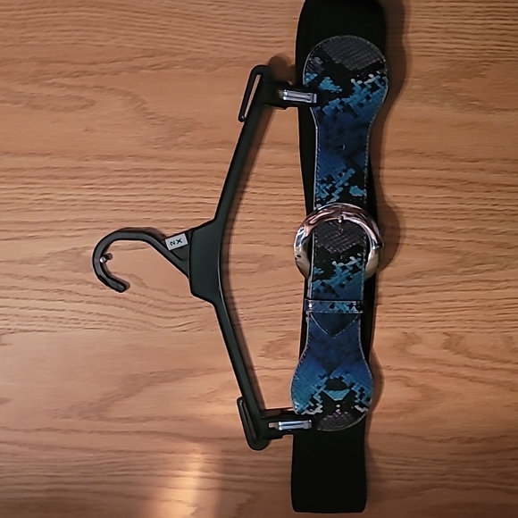 Free with any bundle! NY & Co. Wide stretch belt blue repitle print - Picture 2 of 11